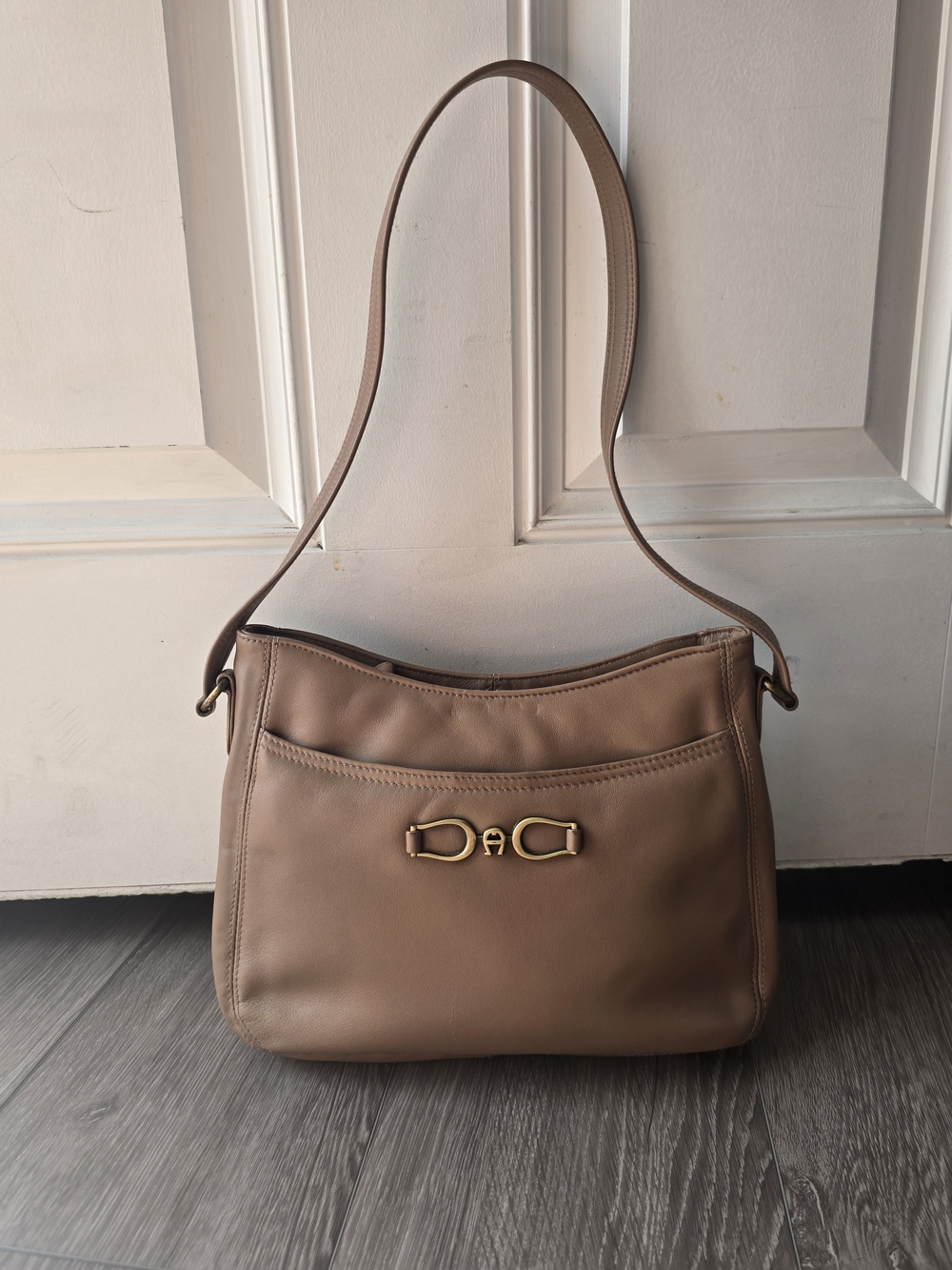 Etienne Aigner Vintage Tan Leather Shoulder Bag Gold Logo Hardware Camel Hobo